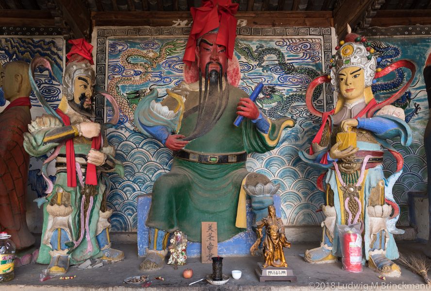 Picture: A temple complex outside Binju 宾居.