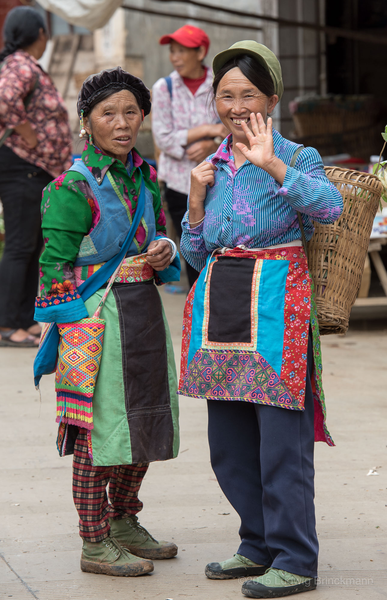 Picture: Miao are the most traditional dressers in the Baoshan region. The photo was taken in Wama 瓦马 market.