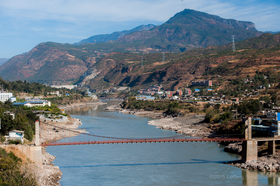 Picture: View north from Zhongjiang 中江, up the Yangzi River, where a giant dam is rising. 