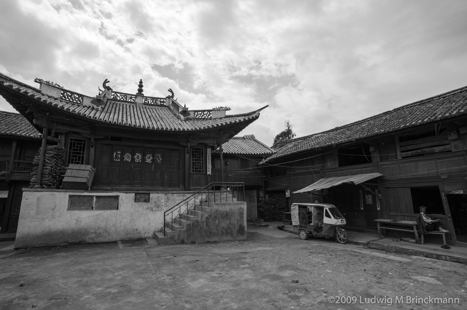 Picture: An old stage on the market square in Jinji, facing the Caishen Temple.