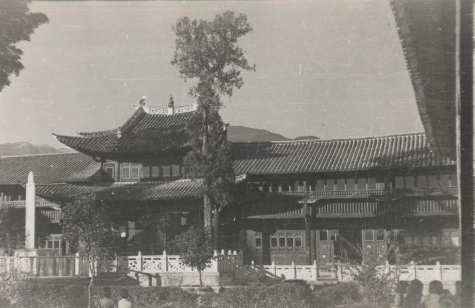 Picture: The Cangyi Library 苍逸图书馆 in an old photo, maybe from 1945. 

Source: https://hdl.handle.net/10079/digcoll/4836638