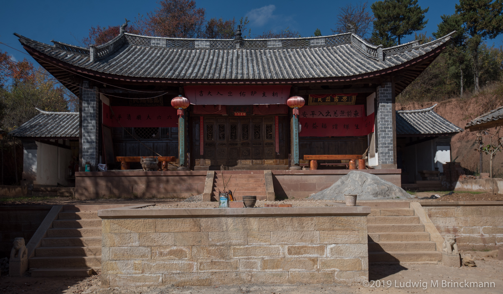 Picture: Benzhu Temple with stage.