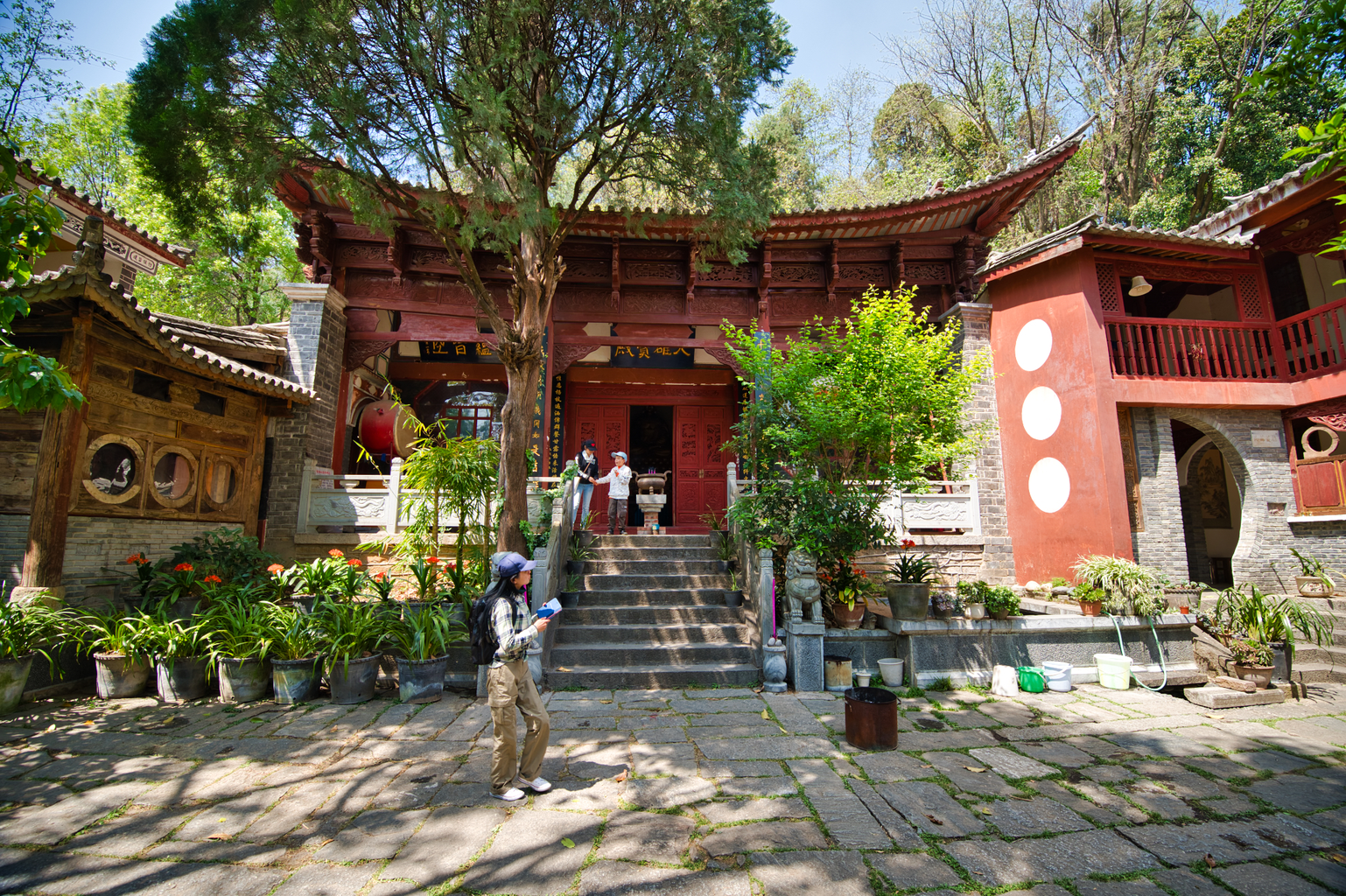 Picture: Buddhist temple near Fengyangyi 凤阳邑.