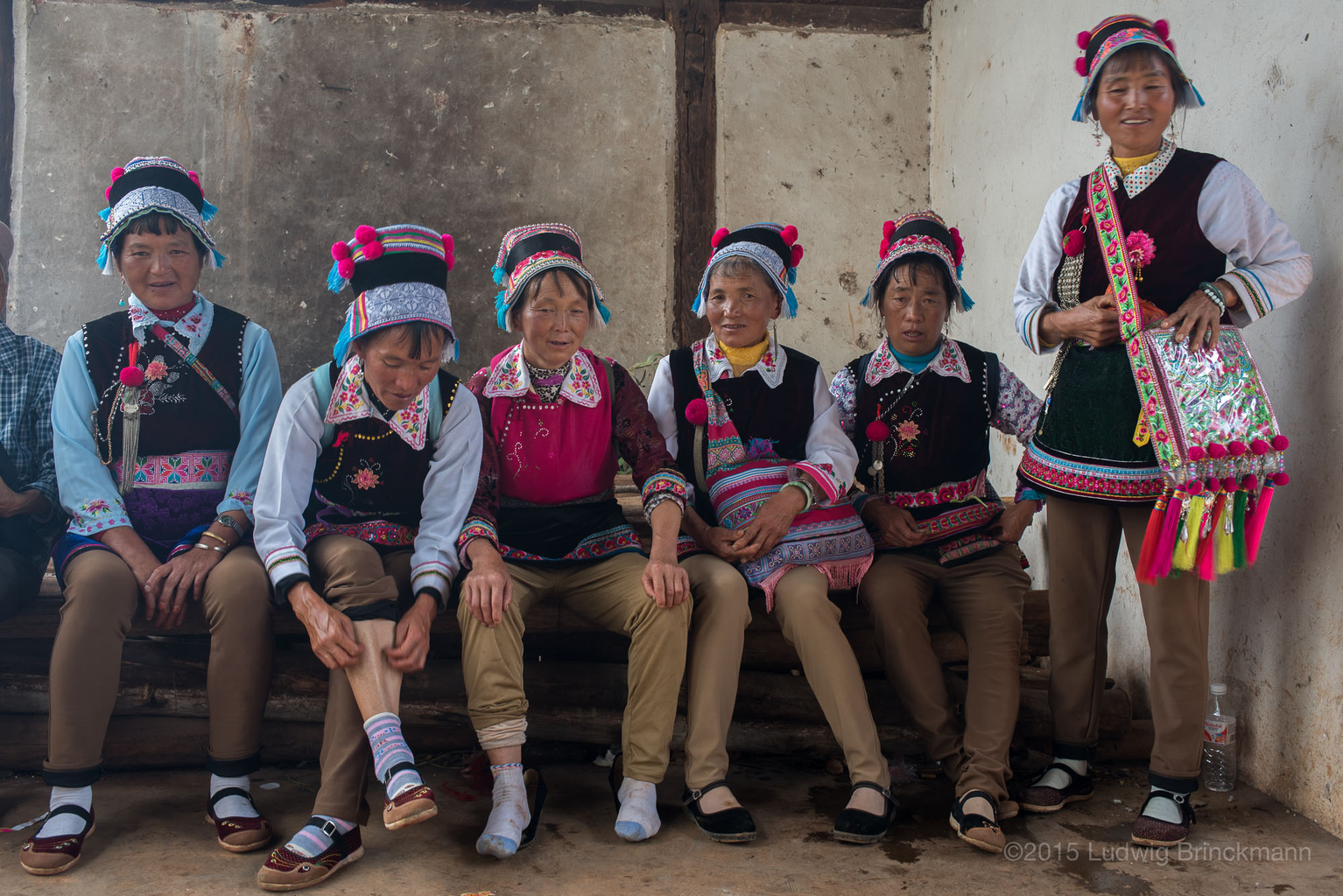 Picture: Traditionally dressed Bai people from the Cibi Lake region, Eryuan county. 