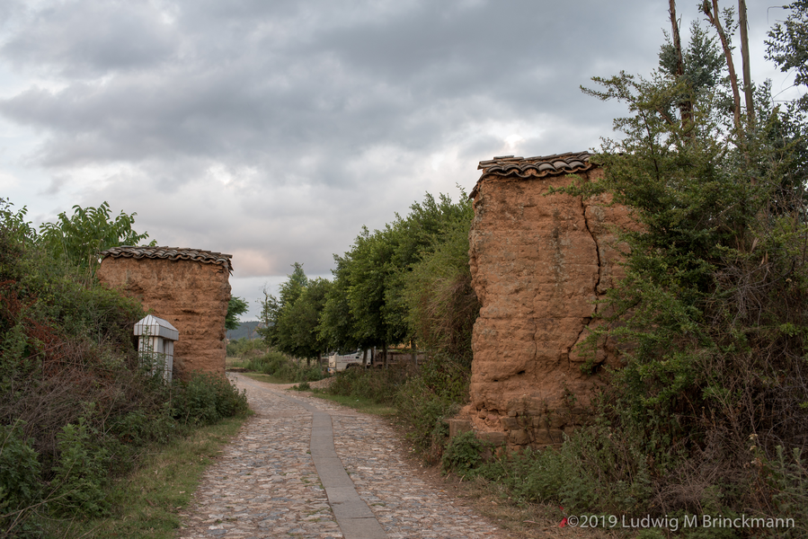 Picture: A camp field of the Du Wenxiu army with ruins of an old city gate near the village of Xiaoweigeng.