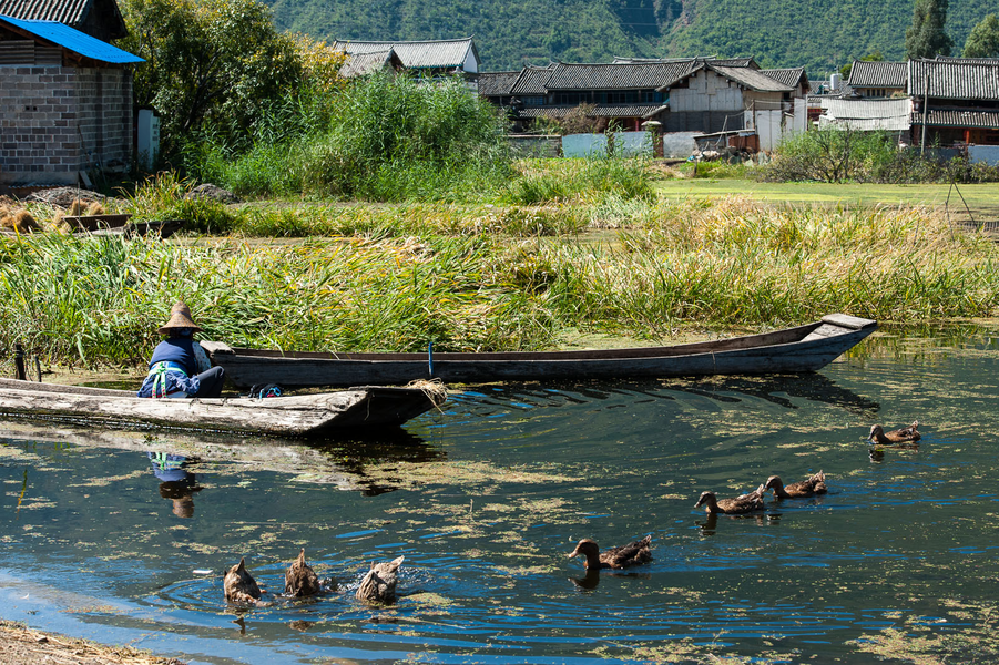 Picture: A pretty lake area south of Eryuan.