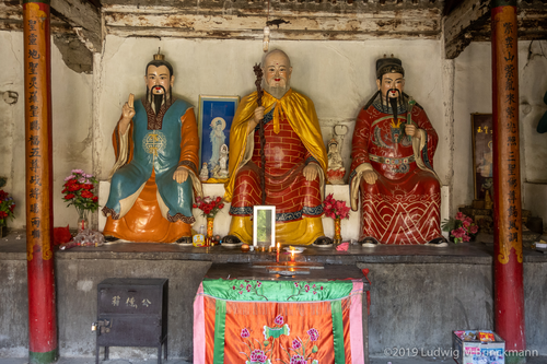 Picture: <p>Small temple in Xizhou.</p>