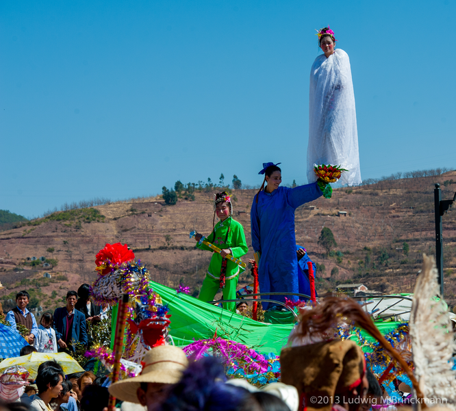 Picture: Platform performance art seen in Midu county.