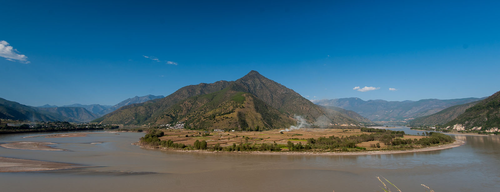 Picture: First Bend of the Yangzi River as seen from Shigu.