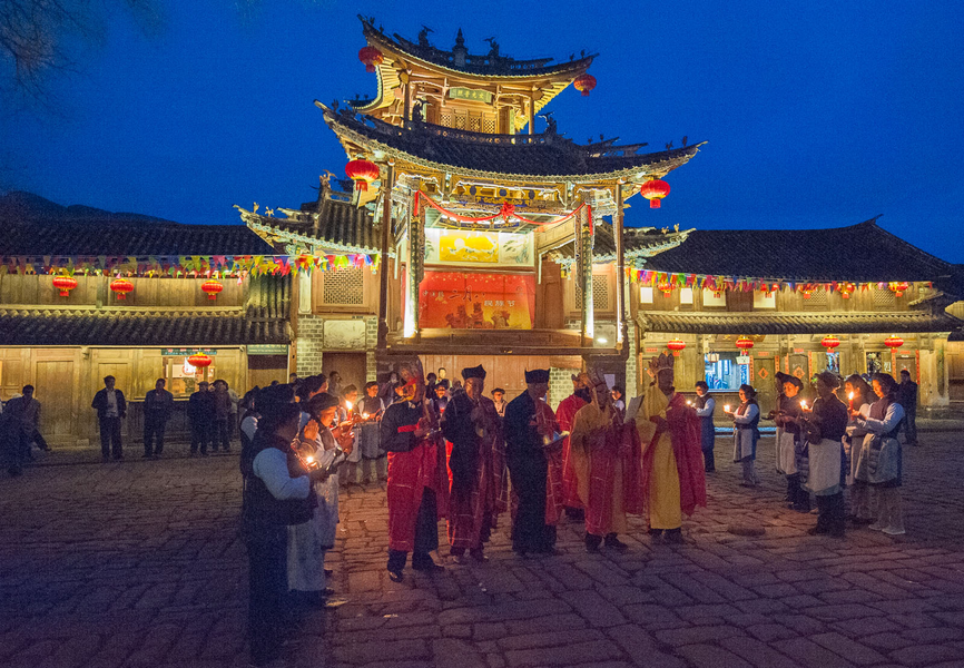 Picture: Religious ceremony in the old square on the eve of the Prince Festival.