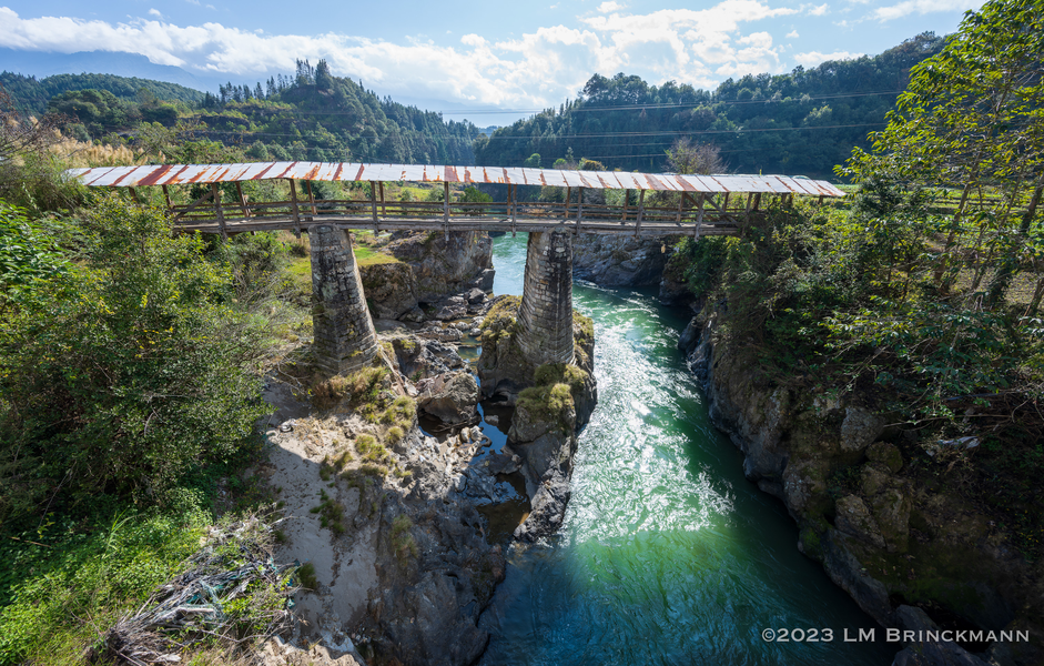 Picture: The so-called High Bridge spans the Longjiang River in near Qushi.