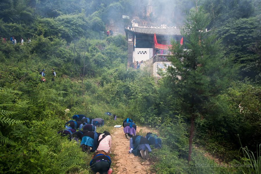 Picture: Temple fair in the Fengyu basin. 