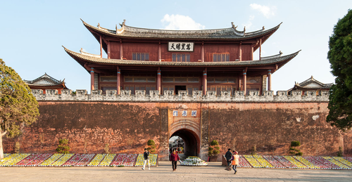 Picture: Gongshen Tower 拱辰楼 in the center of old Weishan.