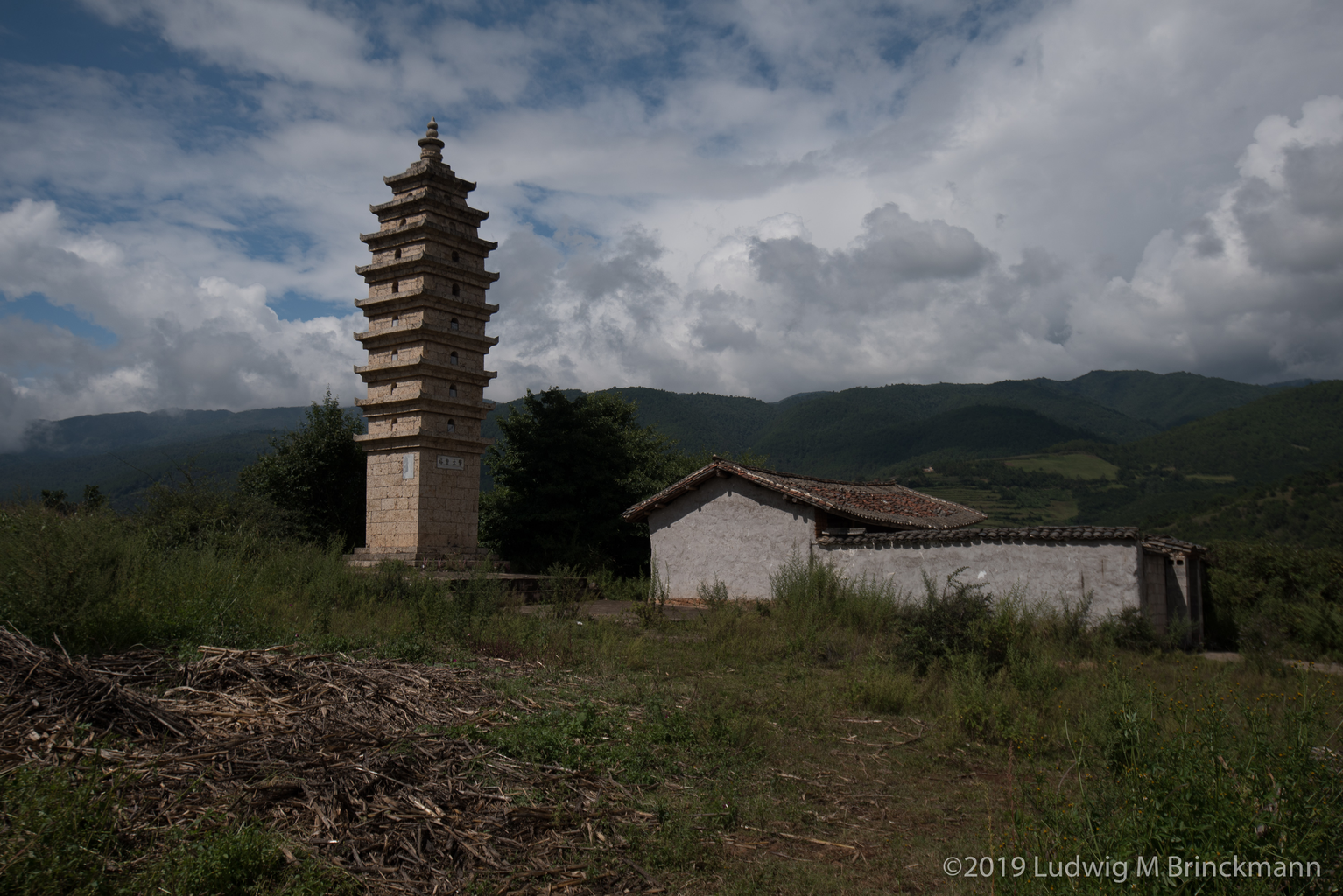 Picture: A small pagoda as a landmark south of Shaxi.