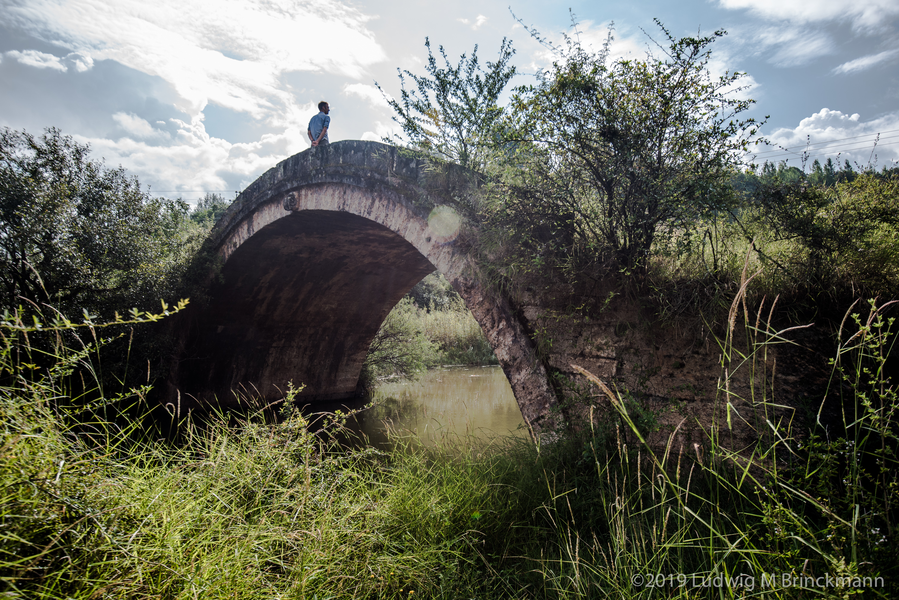 Picture: A high-arched single span bridge across the Heihui River south of Shaxi 沙溪.