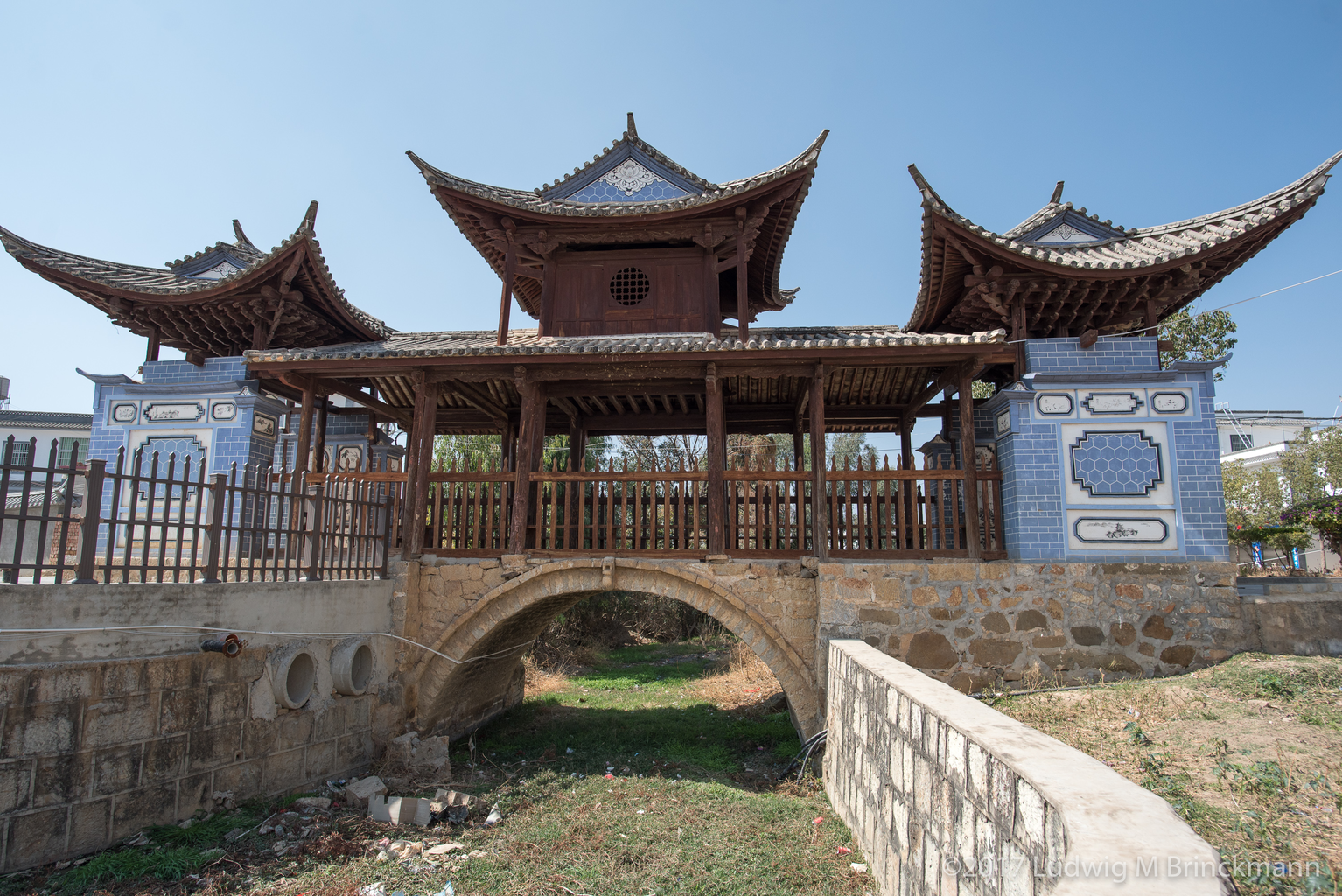 Picture: Reconstructed old bridge in Zhoucheng 州城.