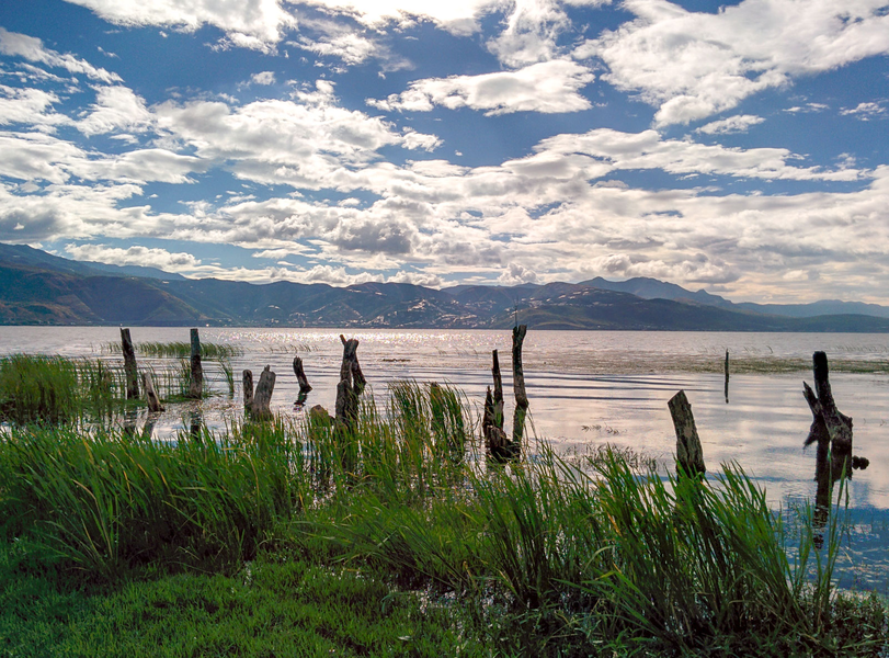 Picture: Opposite Shuanglang, a long low spit of land extends northwards into the lake: the Tongue of Erhai 海舌. It is a pleasant park with good views.
