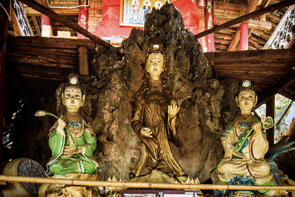 Weishan Lingyan Temple 巍山灵岩寺