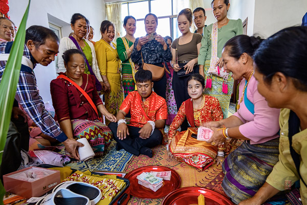 Dai Wedding: Tying the Thread 拴钱